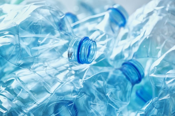 Plastikflaschen können zu Polyester recycled werden