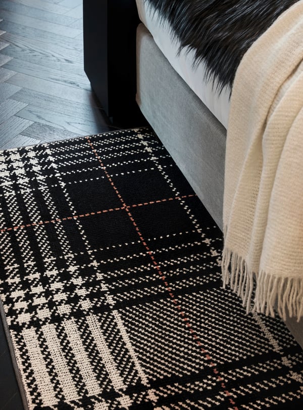 Wohnidee Suite Classic Monochrome Radisson Blu Hotel Frankfurt with tartan rug