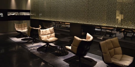 großer spezialangefertigter Patchwork Teppich in grau für Hotel Lobby