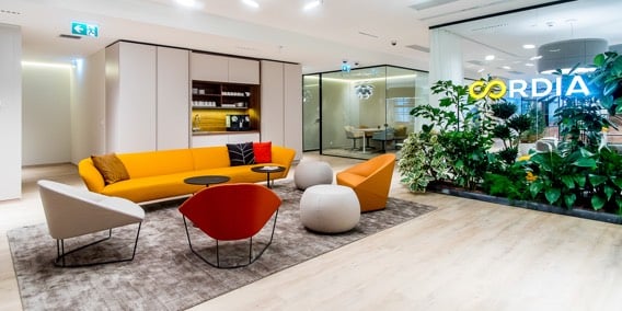 grauer glänzender Objektteppich für Sitzgruppe im Büro in Sonderform mit abgerundeten Ecken
