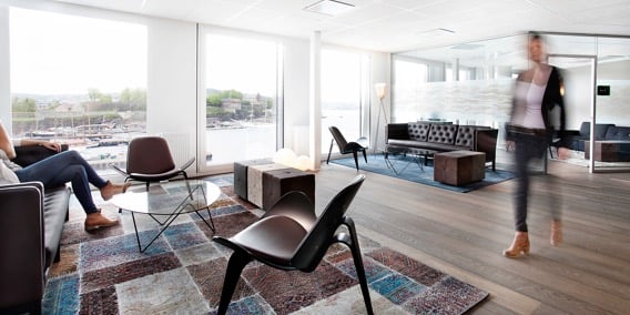 Patchwork Teppich in Unternehmensfarben für Meetingräume an Hauptsitz