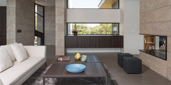grauer glänzender Teppich für private Villa im Wohnzimmer mit minimalistischem Stil