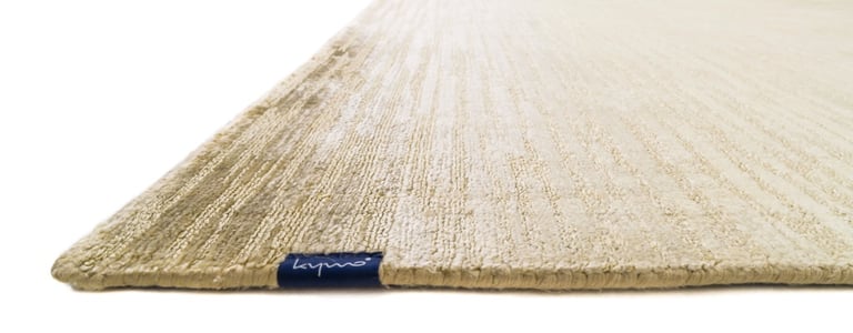 glänzender teppich gold