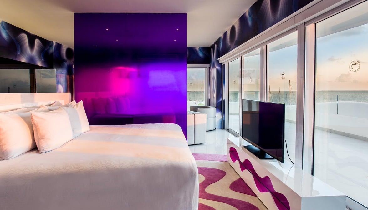 organisch geformter Teppich für Hotelzimmer Sonderform zweifarbige Wellen