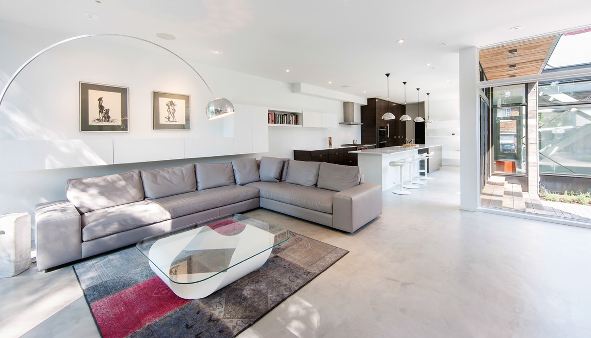 Wohnzimmerteppich im Patchworkstil passend zu Sofa in moderner Villa
