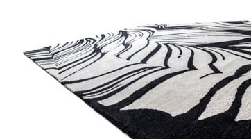 nachhaltiger wasserabweisender Teppich mit schwarz weißem Pflanzenmuster aus recyceltem PET geeignet für draußen