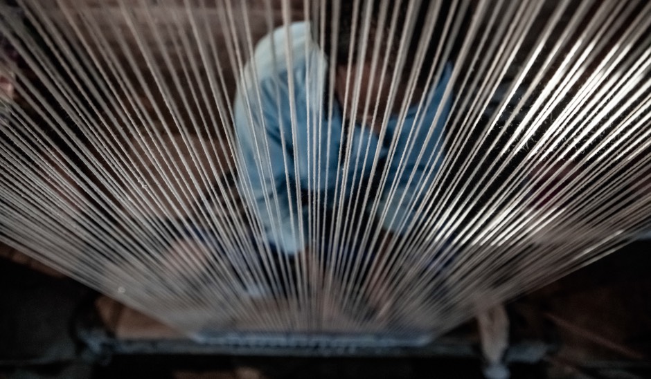 warp on knotting loom for handknotting rugs