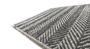 schwarz weißer Teppich mit Fischgrätmuster aus Schurwolle gewebt