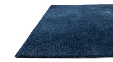 dark blue wool rug with modern wave design in overlapping patterns awarded with the German Design Award 2021
