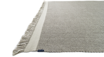 Light outdoor rug with fringes in contrasting colour.