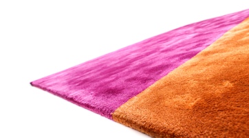 knalliger zweifarbiger Teppich in pink und orange im Colorblockingstil mit diagonaler Mittellinie