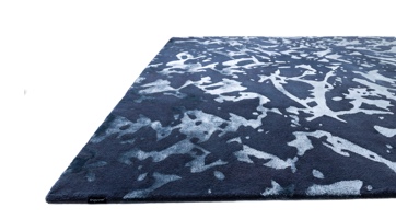 dunkelblauer Teppich mit glänzendem, abstraktem Muster aus Wolle und Tencel