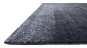 Grey wool carpet with delicately shimmering banana silk fibres.