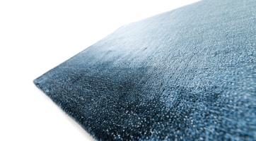 blauer Teppich aus schimmernder Viskose mit winzigen weißen Punkten aus Leinen
