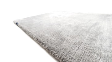 glänzender grauer Teppich aus handgewebter Viskose, modern