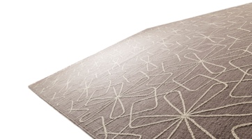 brauner Wollteppich mit abstrakter Blumenstickerei in beige