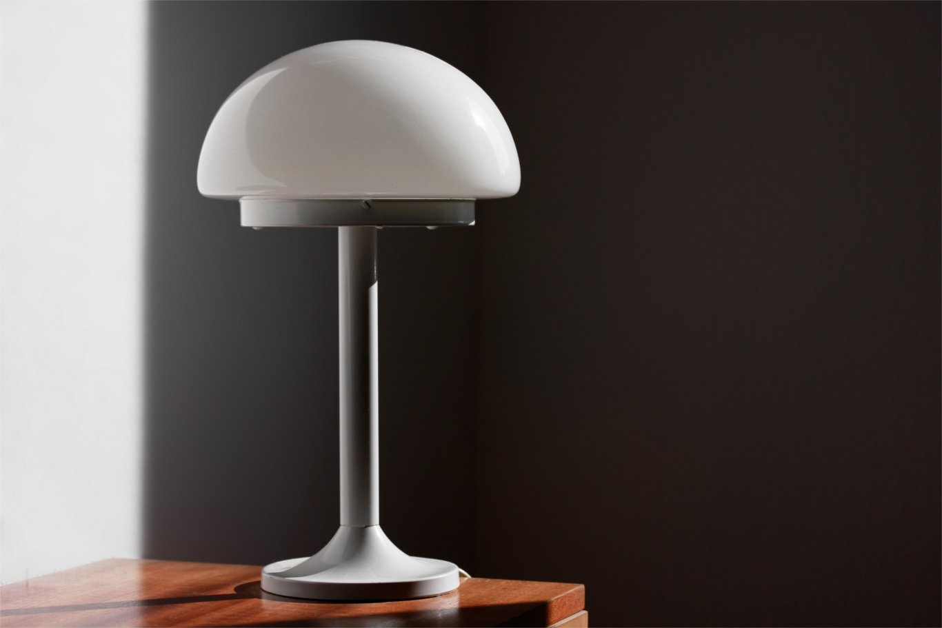 Bauhaus style modern desk lamp with mushroom shape spaceage vintage midcentury design white